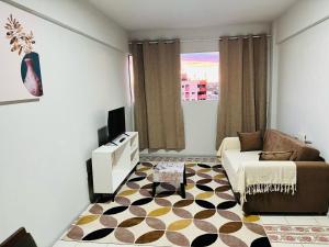 a living room with a couch and a tv at Apartamento Centro CDE in Ciudad del Este