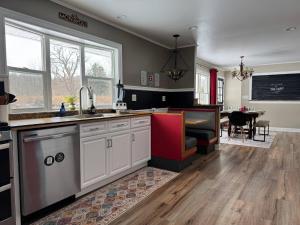 Η κουζίνα ή μικρή κουζίνα στο THE HUB Comfy Ranch home beside Letchworth near SUNY & Finger Lakes