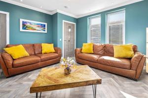 Χώρος καθιστικού στο Modern & Peaceful 2BR Home - Free Parking +8 φωτογραφίες