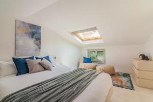 ヴァレンナにあるLakeside Varennaの白いベッドルーム(ベッド1台、天窓付) +47枚の写真