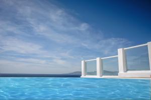 una ventana abierta sobre una piscina de agua en Mykonos Art Villa, en Mykonos ciudad