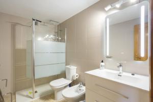 Un baño con inodoro, lavabo y ducha. en Daimuz Holidays, en Daimuz 18 fotos más