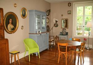 a dining room with a table and chairs at Maison tout confort proche Disneyland avec Jardin, BBQ & parking privé in Esbly +36 photos