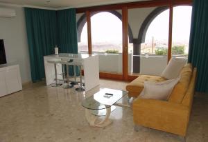 a living room with a couch and a table at Villa Bea ii in Montana la Data