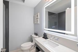 Bilik mandi di Ammos Luxury Living- Mykonos Suite