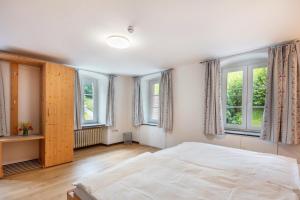 Postel nebo postele na pokoji v ubytování Gasthaus Hirschen Holl