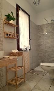 Ένα μπάνιο στο Ferienhaus Casa Rosmarino - Villaggio Galanu +18 φωτογραφίες