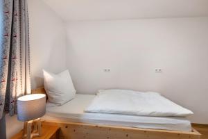 Postel nebo postele na pokoji v ubytování Gasthaus Hirschen Holl