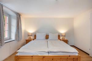 Postel nebo postele na pokoji v ubytování Gasthaus Hirschen Holl