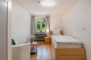 Postel nebo postele na pokoji v ubytování Gasthaus Hirschen Holl