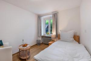 Postel nebo postele na pokoji v ubytování Gasthaus Hirschen Holl