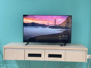 TV a/nebo společenská místnost v ubytování Holiday At KLCC Mercu Summer Suites