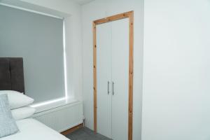 Postel nebo postele na pokoji v ubytování 4 Bed Home, with 3 Bathrooms and Free Parking Home for Contractors & Workers- HOLIDAY PROMO FOR CHRISTMAS AND NEW YEAR + 67 fotografií