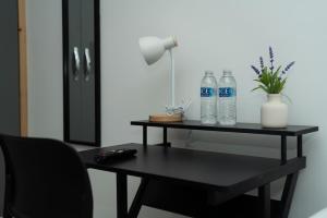 4 Bed Home, with 3 Bathrooms and Free Parking Home for Contractors & Workers- HOLIDAY PROMO FOR CHRISTMAS AND NEW YEAR في مانشستر: طاولة عليها زجاجتين من المياه