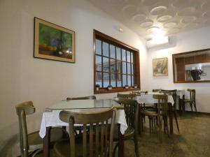 A restaurant or other place to eat at Hostal Port Fornells