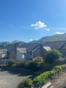 a group of houses with mountains in the background at Alpine Lodge Guest House in Llanberis