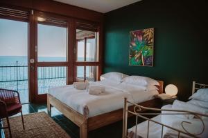 En eller flere senge i et værelse på Holiday Garda Villa Dolcelago Lake Front + 62 billeder