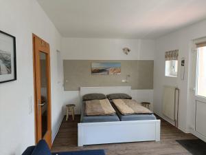 a bedroom with a bed in a room at Apartment an der Fehnroute in Leer