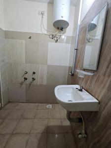 Koupelna v ubytování Urban Nest Roomz - Thoraipakkam OMR + 30 fotografií