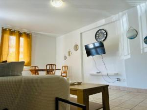 Μια τηλεόραση ή/και κέντρο ψυχαγωγίας στο Appart 3 lits proche mer, centre-ville et commerces