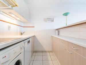 Kuchyňa alebo kuchynka v ubytovaní Spacieux 44m² climatisé avec terrasse, 2 pièces, cabine, Wifi, proche plage - FR-1-472A-266