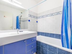 Kúpeľňa v ubytovaní Spacieux 44m² climatisé avec terrasse, 2 pièces, cabine, Wifi, proche plage - FR-1-472A-266