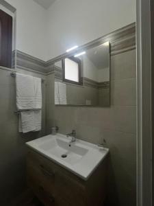 a bathroom with a sink and a mirror and towels at B&B Casa Di Claudia in Vico del Gargano +9 photos