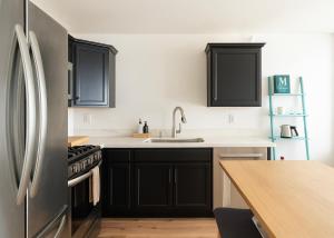 Kuchyň nebo kuchyňský kout v ubytování Stylish Stays in Historic Fourth Ward