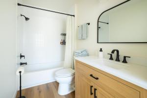 Koupelna v ubytování Stylish Stays in Historic Fourth Ward