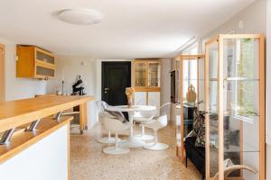 a kitchen with a table and chairs in a room at Maison Genoli - 3 chambres et 3 salles de bain in Ceglie Messapica +19 photos