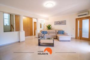 una sala de estar con un sofá y una mesa en #297 Moderna V3 com Piscina by Home Holidays, en Albufeira 78 fotos más