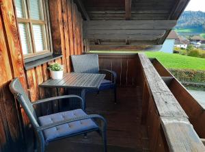 ハウツェンベルクにあるFerienwohnung PanoramaBlickのパティオ(椅子2脚、ポーチテーブル付)