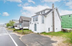 una casa blanca al costado de una calle en The Granite Harbor, en Wells