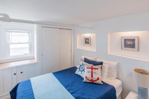 Un dormitorio blanco con una cama y una ventana. en The Granite Harbor, en Wells