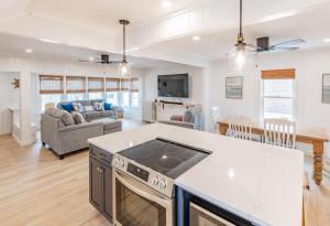 cocina y sala de estar con fogones en The Granite Harbor, en Wells
