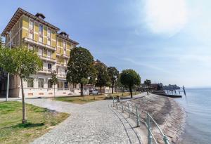 韦尔巴尼亚Hotel Pallanza by LVG Hotel Collection的靠近水体的建筑物