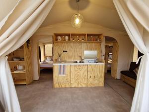 Kuchyň nebo kuchyňský kout v ubytování Koru - Etna Glamping Experience