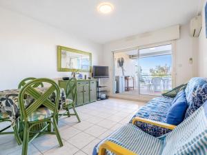 Posedenie v ubytovaní Spacieux 44m² climatisé avec terrasse, 2 pièces, cabine, Wifi, proche plage - FR-1-472A-266