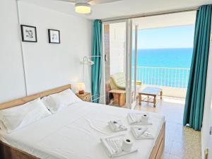 sypialnia z łóżkiem i widokiem na ocean w obiekcie Tahiti - Frente al Mar - Gran Terraza - Parking Gratis w mieście El Campello