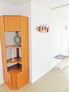 drewniana półka na książki w rogu pokoju w obiekcie Tahiti - Frente al Mar - Gran Terraza - Parking Gratis w mieście El Campello
