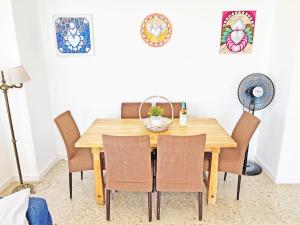 jadalnia z drewnianym stołem i krzesłami w obiekcie Tahiti - Frente al Mar - Gran Terraza - Parking Gratis w mieście El Campello