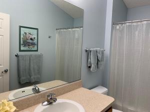 un baño con lavabo y ducha en 1413U Z3b VILLAGE OF MALLORY SQUARE by REMAX Premier, en The Villages 33 fotos más