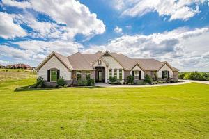 une grande maison avec une grande pelouse dans l'établissement Luxe Retreat: Pool, Spa,Jacuzzi, EV Charger & more, à DeCordova