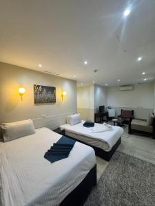 Postel nebo postele na pokoji v ubytování New Star Zamalek Hotel