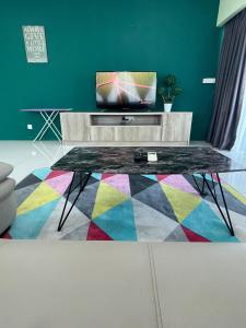 TV a/nebo společenská místnost v ubytování Holiday At KLCC Mercu Summer Suites