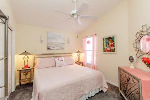 Un dormitorio con una cama y un ventilador de techo. en 2332 Z3B VILLAGE OF HADLEY by REMAX Premier, en The Villages