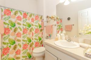 Un baño con lavabo, inodoro y cortina de ducha. en 2332 Z3B VILLAGE OF HADLEY by REMAX Premier, en The Villages 21 fotos más