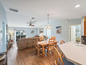 ザ・ヴィレッジズにある3310 Z4A VILLAGE OF CHARLOTTE by REMAX Premierのテーブルと椅子のあるダイニングルームとリビングルーム