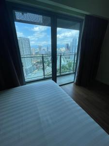 Postel nebo postele na pokoji v ubytování Holiday At KLCC Mercu Summer Suites