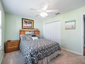 ザ・ヴィレッジズにある3310 Z4A VILLAGE OF CHARLOTTE by REMAX Premierのベッドと天井扇風機のある寝室